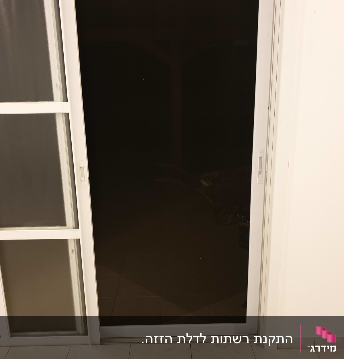 דלת הזזה מאלומיניום עם מסגרת לבנה